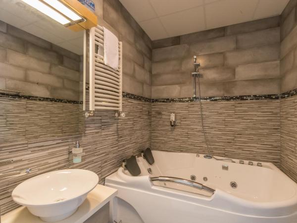 Hotel Port : photo 2 de la chambre chambre double de luxe avec baignoire spa