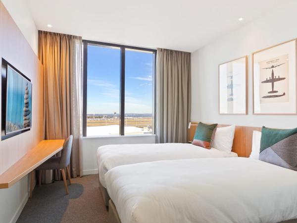 Mantra Hotel at Sydney Airport : photo 5 de la chambre studio lit king-size - vue sur aéroport