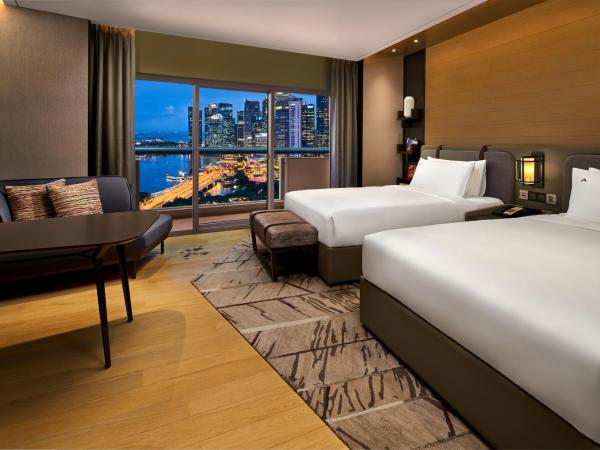 Swissotel The Stamford Singapore : photo 7 de la chambre premier prestige marina bay, 2 doubles, balcony, marina bay view