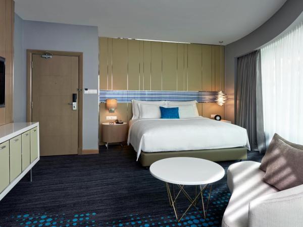 Pullman Kuala Lumpur City Centre Hotel & Residences : photo 4 de la chambre chambre lit king-size exécutive club avec accès salon