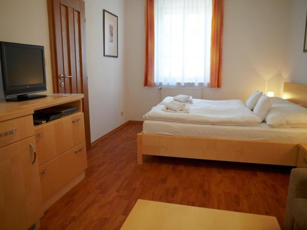 Penzion na Ostrově : photo 6 de la chambre chambre double avec lit d'appoint
