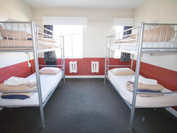Hotel Waterloo & Backpackers : photo 3 de la chambre lit simple dans dortoir mixte de 4 lits avec salle de bains commune