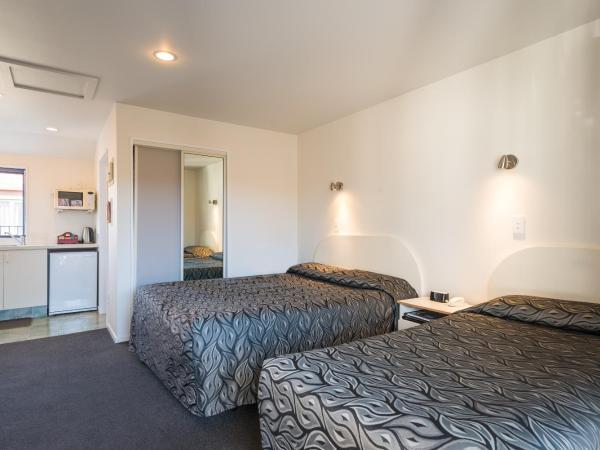 Annabelle Court Motel : photo 2 de la chambre triple room with queen and single beds