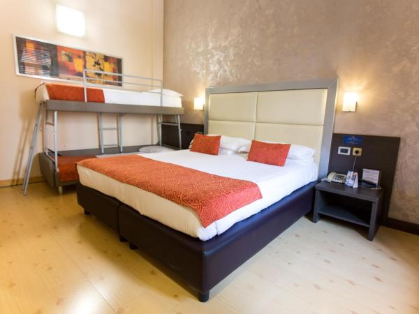 Hotel Piacenza : photo 4 de la chambre chambre triple