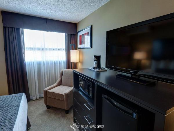 Days Inn by Wyndham Calgary Northwest : photo 3 de la chambre chambre lit king-size