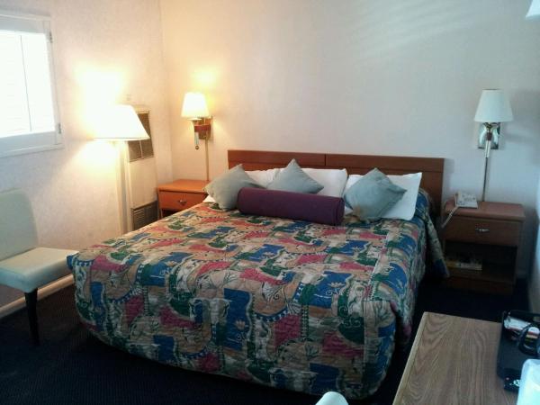 Town House Motel : photo 1 de la chambre chambre lit king-size