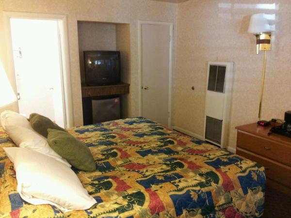 Town House Motel : photo 3 de la chambre chambre lit king-size