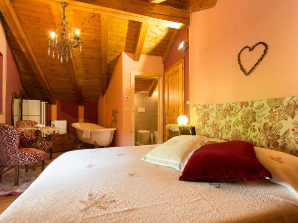 Quart de Lune B&B - Vintage Experience : photo 2 de la chambre suite lit queen-size