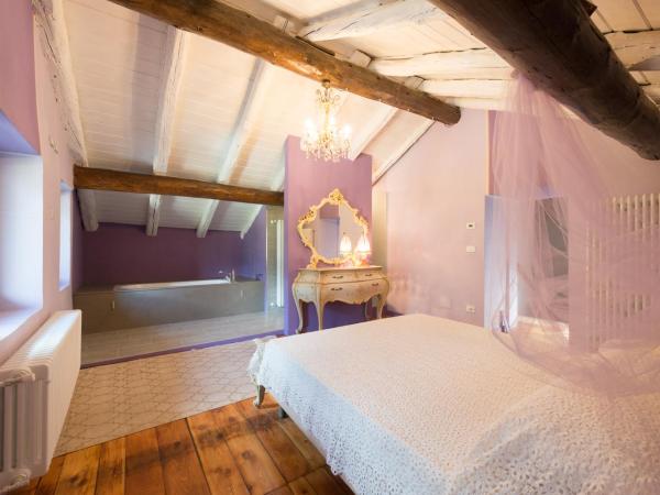 Quart de Lune B&B - Vintage Experience : photo 1 de la chambre suite avec baignoire spa