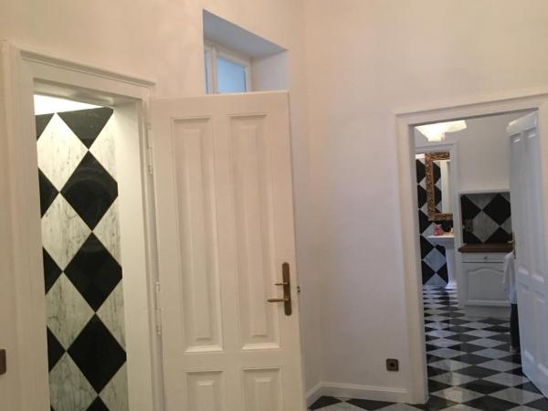 Sarah's Altstadt Oase Salzburg : photo 8 de la chambre grande chambre double avec salle de bains séparée - vue sur rivière