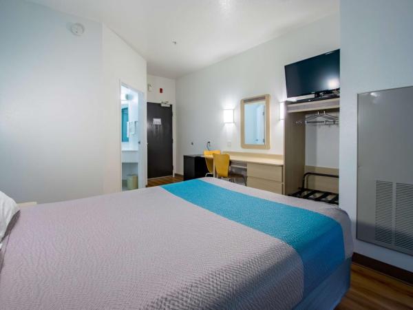 Motel 6-Portland, OR - I-5 : photo 3 de la chambre chambre lit queen-size - non-fumeurs