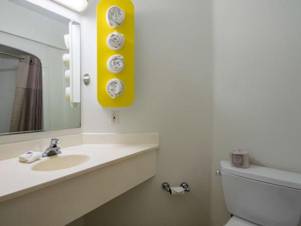 Motel 6-Portland, OR - I-5 : photo 5 de la chambre chambre lit queen-size - non-fumeurs