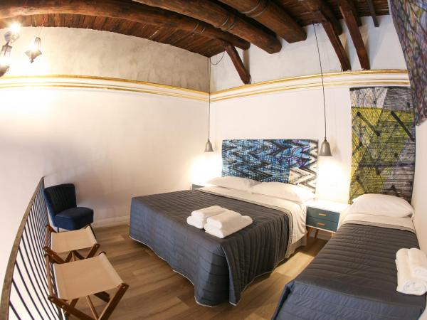The Dante House by House In Naples : photo 3 de la chambre suite familiale avec balcon