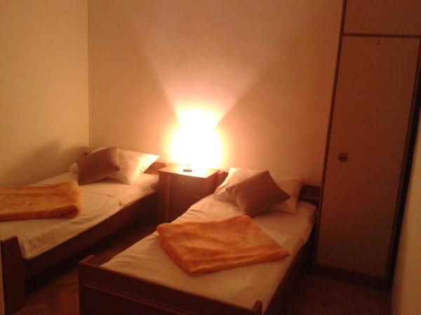 Apartment and rooms Laguna : photo 1 de la chambre chambre lits jumeaux avec salle de bains privative séparée