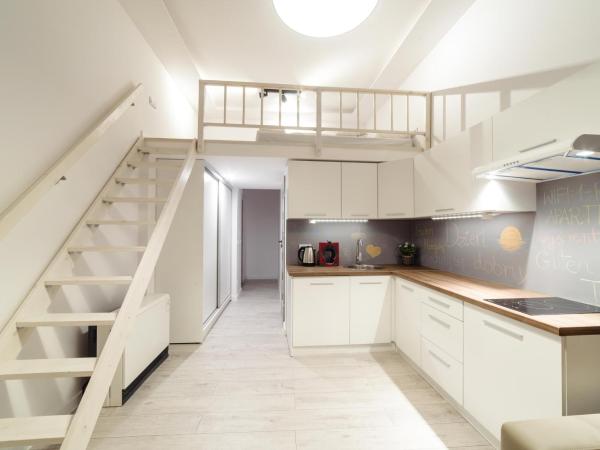 2 Nights Apartments - great location, right next to Main Rail and Bus Station, 10 min to Main Square by foot : photo 2 de la chambre appartement en duplex