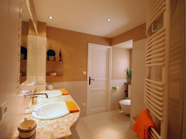 Chez Camille : photo 9 de la chambre chambre familiale avec salle de bains privative
