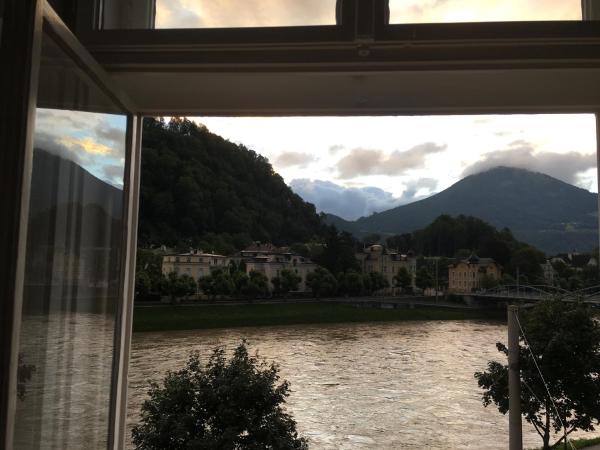 Sarah's Altstadt Oase Salzburg : photo 9 de la chambre grande chambre double avec salle de bains séparée - vue sur rivière