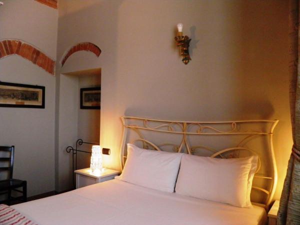In Centro Charme : photo 9 de la chambre chambre double avec salle de bains privative