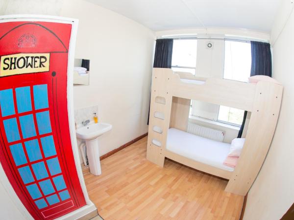 Kensal Green Backpackers 2 : photo 2 de la chambre chambre quadruple avec salle de bains commune