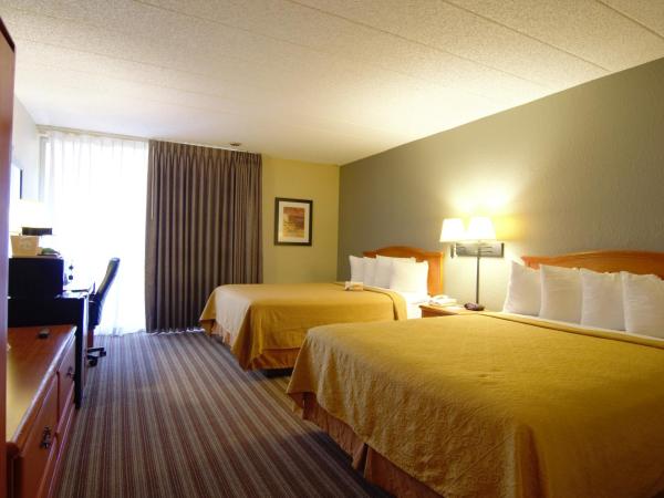 Quality Inn & Suites NRG Park - Medical Center : photo 3 de la chambre chambre avec 2 lits queen-size et balcon - non-fumeurs