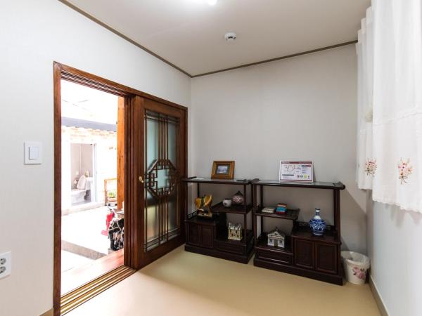 Hanok Guesthouse Suni : photo 1 de la chambre chambre simple de style coréen - salle de bains privative dans le jardin
