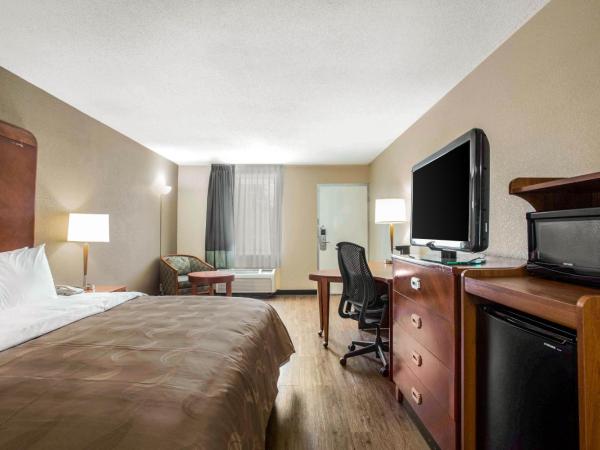 Quality Inn & Suites University Area : photo 3 de la chambre chambre lit king-size - non-fumeurs