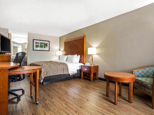 Quality Inn & Suites University Area : photo 4 de la chambre chambre lit king-size - non-fumeurs