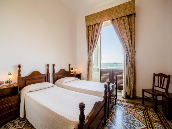 Hotel AeR BJ Vittoria : photo 3 de la chambre chambre lits jumeaux avec balcon - vue sur mer