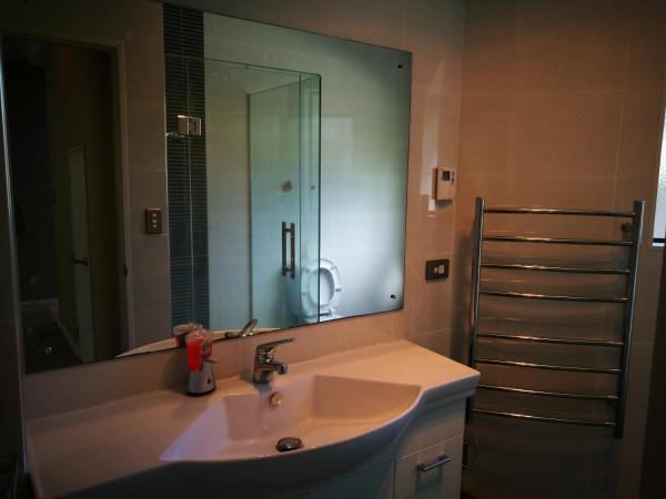 Monique's Nth Shore Prvt bthrom Air Con TV茉莉卡独立卫浴空调屋4人 : photo 9 de la chambre chambre lit queen-size