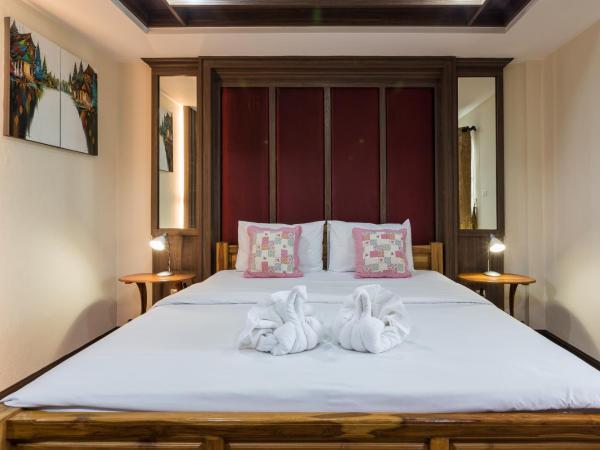 Baanchernchiangmai Hotel : photo 4 de la chambre chambre lit queen-size avec balcon