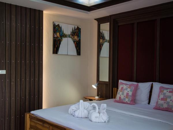 Baanchernchiangmai Hotel : photo 3 de la chambre chambre lit queen-size avec balcon