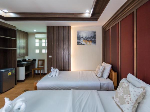 Baanchernchiangmai Hotel : photo 2 de la chambre chambre triple avec balcon