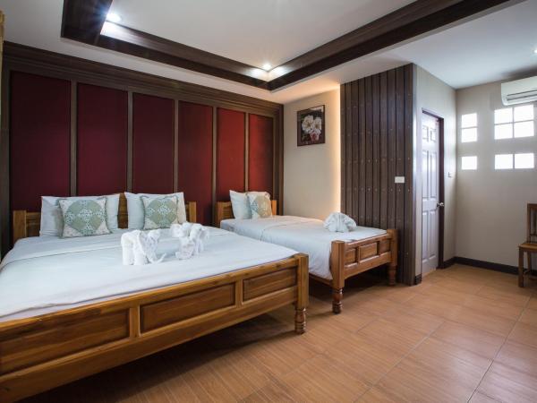 Baanchernchiangmai Hotel : photo 1 de la chambre chambre triple avec balcon