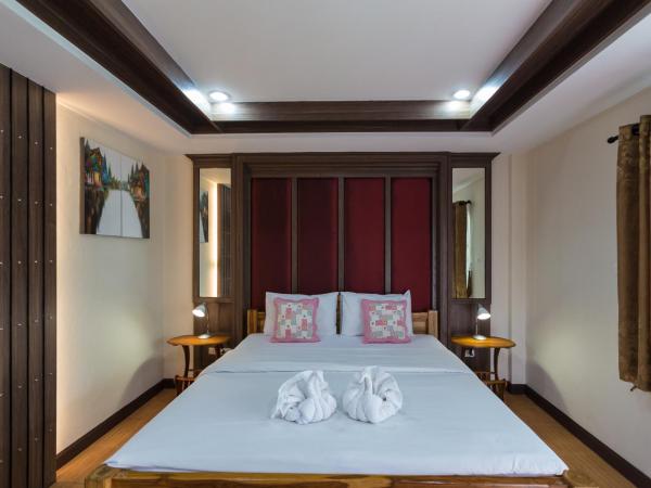 Baanchernchiangmai Hotel : photo 1 de la chambre chambre lit queen-size avec balcon