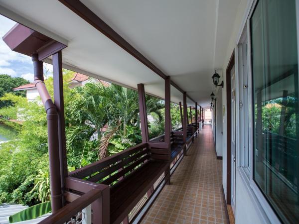 Baanchernchiangmai Hotel : photo 5 de la chambre chambre triple avec balcon