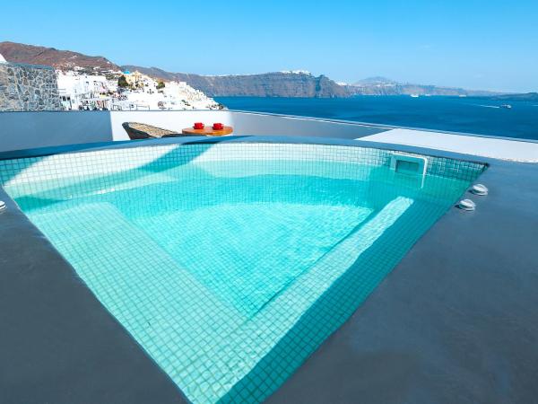 Santorini Secret Premium : photo 9 de la chambre suite principale avec jacuzzi extérieur - vue sur caldeira
