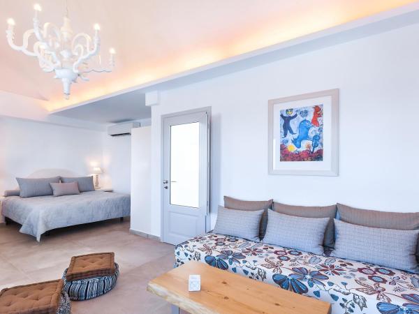 Santorini Secret Premium : photo 6 de la chambre suite principale avec jacuzzi extérieur - vue sur caldeira