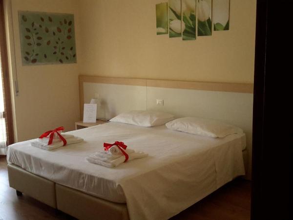 B&B Il Mondo Di Ross : photo 5 de la chambre chambre double de luxe avec salle de bains privative - vue sur jardin