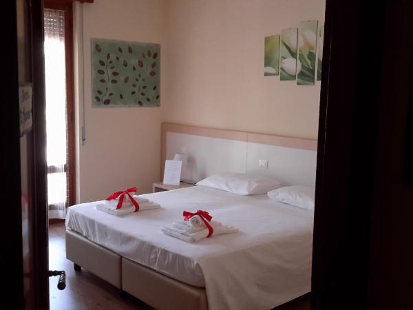 B&B Il Mondo Di Ross : photo 10 de la chambre chambre double de luxe avec salle de bains privative - vue sur jardin