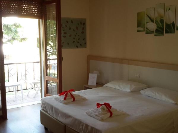 B&B Il Mondo Di Ross : photo 9 de la chambre chambre double de luxe avec salle de bains privative - vue sur jardin