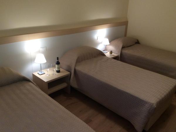 B&B Il Mondo Di Ross : photo 7 de la chambre chambre double de luxe avec salle de bains privative - vue sur jardin