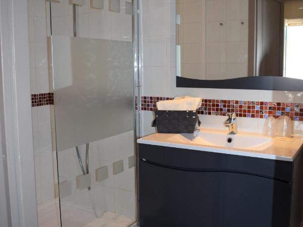 Le Maray : photo 3 de la chambre chambre double standard - côté cour - vue sur parking