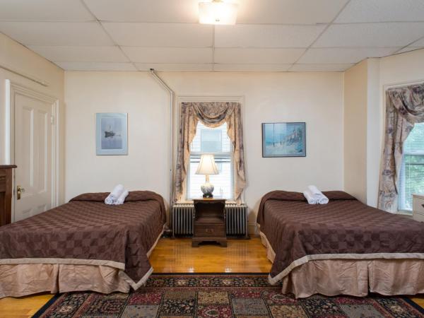 The Farrington Inn : photo 2 de la chambre chambre quadruple avec 2 lits doubles - salle de bains commune