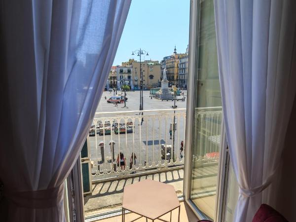 The Dante House by House In Naples : photo 1 de la chambre chambre triple avec balcon