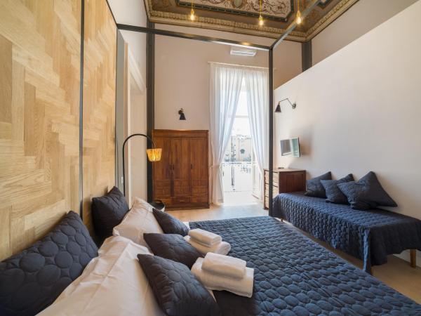 The Dante House by House In Naples : photo 3 de la chambre chambre triple avec balcon