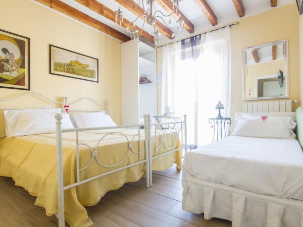 B&B Antico Cortile : photo 4 de la chambre chambre triple avec salle de bains privative