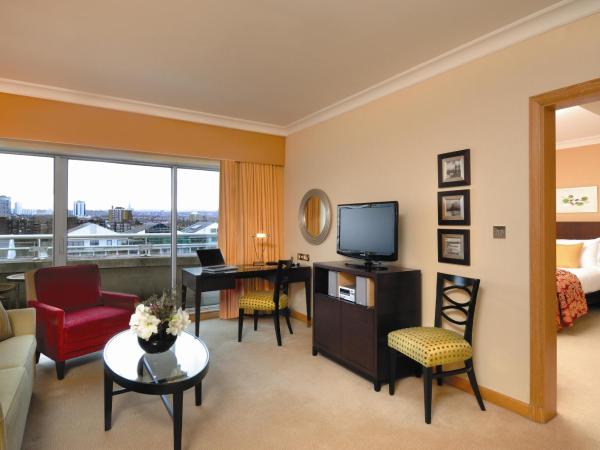 The Chelsea Harbour Hotel and Spa : photo 8 de la chambre suite chelsea avec lit king-size et balcon