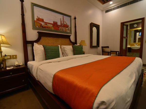 Haveli Dharampura - UNESCO awarded Boutique Heritage Hotel : photo 1 de la chambre jharoka room - haveli dharampura