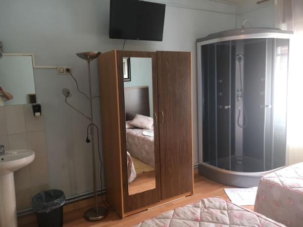 Hostal Goias : photo 10 de la chambre chambre lits jumeaux avec salle de bains commune