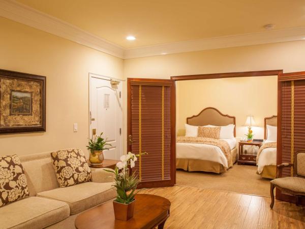 Best Western Plus Sunset Plaza Hotel : photo 1 de la chambre suite avec 4 lits queen-size